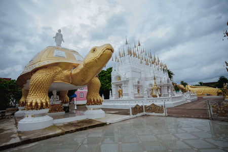 泰国北部的所有寺庙都很漂亮, 如帕府省的乒乓球苏南寺
