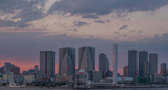 夕阳下的东京城市夜景