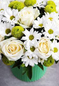 白花花束玫瑰和雏菊