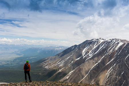 男子徒步旅行者在一座山