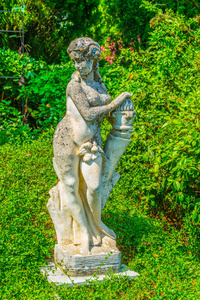 在一个花园内的雕像在圣安德烈堡在 Villenueve, 法郎