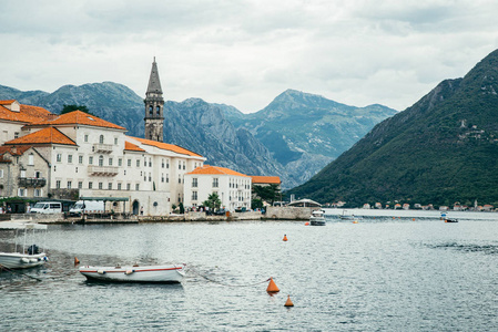 美丽的景色 Perast 镇在黑山。阴天天气