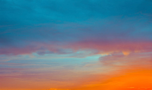 日落或日出时蓝色和橙色的天空云