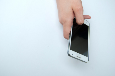 女孩抱着一个白色的智能手机。白色背景