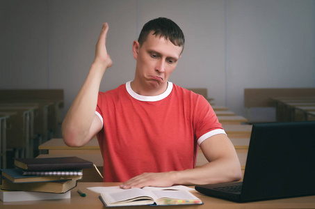 学生在举手, 想回答老师的问题.照片