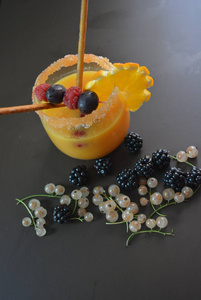 一杯橙汁水果, 醋栗, 黑莓, 橙, 醋栗, 吸管, sahor 在棕色的哑光背景上