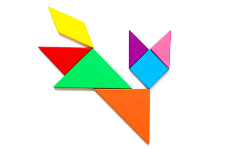 猫形的彩色木七巧板在白色背景下的猫形拼图照片