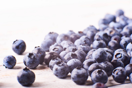 在白色木质背景下的许多美味的新鲜蓝莓特写视图