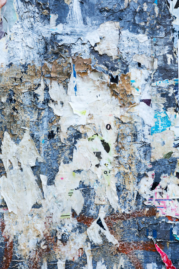 老式广告牌, 带有撕裂的海报, 纸张, 广告, 贴纸广泛的背景或纹理.