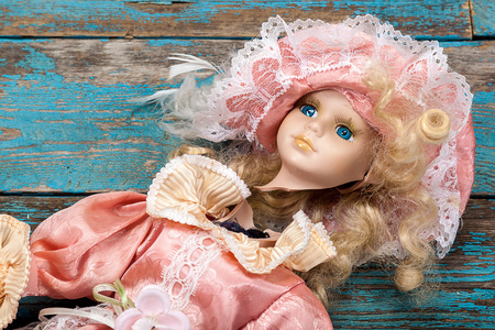 在木地板上破了的洋娃娃照片