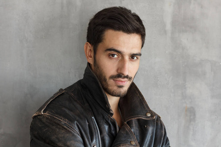 穿着棕色皮夹克的大胡子男子肖像, 看着相机照片