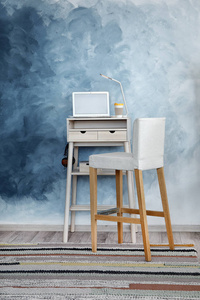 高木桌以膝上型电脑作为站立的工作场所在现代内部