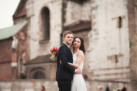 新婚夫妇，新娘和新郎附近的一座教堂在克拉科夫