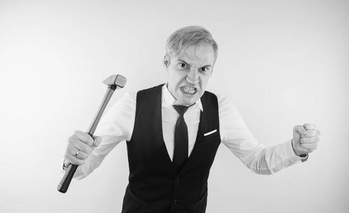 处理不堪重负一个疯狂的家伙在特写的情感肖像.