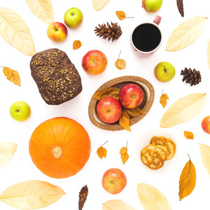 感恩节秋季作文由秋天干燥的叶子与苹果和南瓜与松树锥分离在白色背景上, 顶部视图
