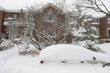 蒙特利尔住宅区的雪天