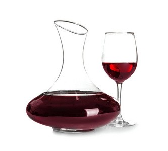 典雅的滗水器和玻璃, 白色背景红酒
