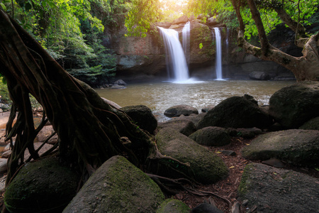 Haew 素瓦瀑布，雨林在考艾国家公园，泰国最美丽的瀑布