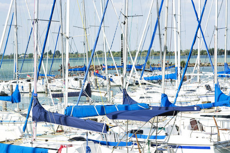 匈牙利巴拉顿湖湖 Balatonfoldvar 港的帆船