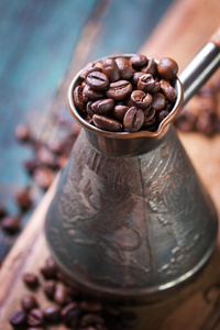 烘焙咖啡豆在库珀土耳其人在老式的背景