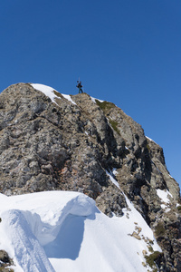 一座山上，极端登山滑雪的人