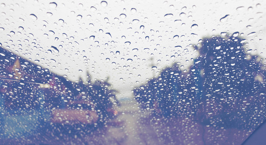 路上的挡风玻璃上的雨滴