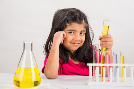 4岁的印度女孩做科学实验, 科学教育。亚洲儿童与科学实验, 化学实验, 印度女孩和科学实验, 印度女孩和科学