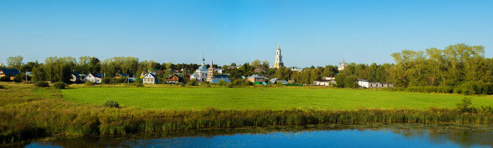 俄罗斯。苏兹达尔的城市。横跨 Kamenka 河的郊区全景