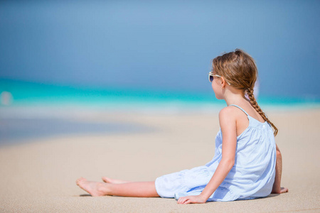 快乐的女孩在海滩享受夏天假日