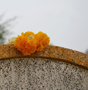 清明节中国墓碑上的花环图片