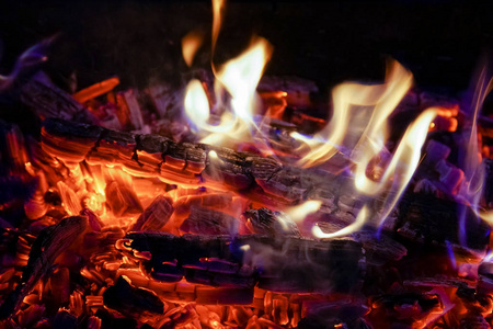燃烧的木柴在壁炉附近了，烧烤火，木炭背景