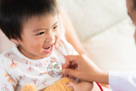 医生用听诊器检查一个小女孩。医疗保健理念