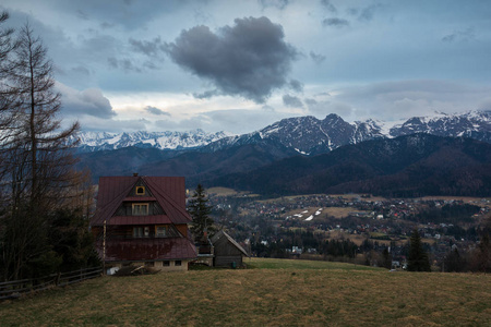 波兰 Koscielisko Tatra 山和扎科帕内城全景