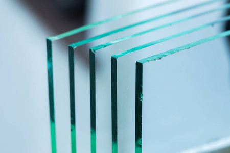 工厂生产的薄板钢化玻璃板切割成尺寸照片