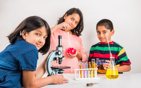 3名印度儿童从事科学实验科学教育。 亚洲