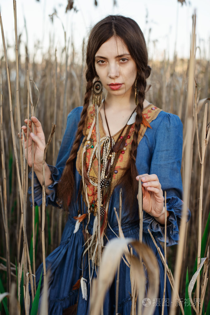 年轻的吉普赛人在森林里