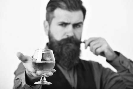 酒保或 degustator 杯白兰地。侍者卷曲的胡子持有威士忌或苏格兰威士忌。饮料理念