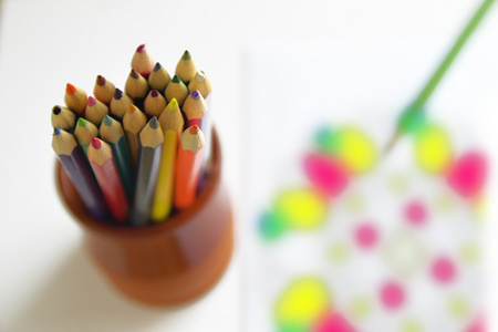 一些颜色的钢笔曼荼罗书旁边的桌子上为成人。正念活动