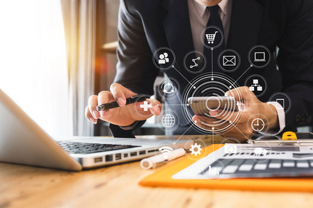 纲手被绑图商务人手使用笔记本电脑, 平板电脑和智能手机在现代办公室