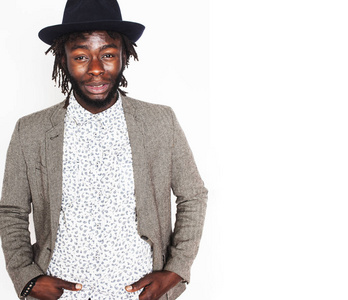 年轻英俊的黑人美国男孩在时尚时髦的帽子 gesturin照片