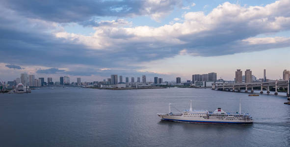 夕阳下的东京城市夜景