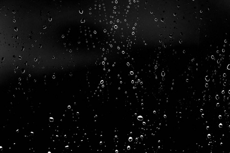 黑玻璃上的雨滴