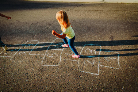 跳房子女孩图片