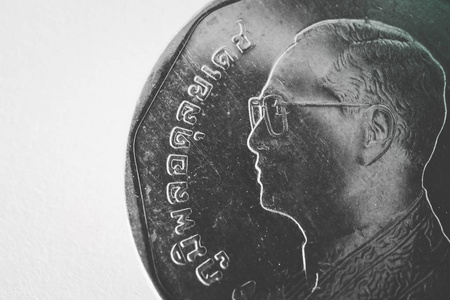 泰国泰铢金属硬币特写, 帝王脸。泰国货币变动, 国王肖像, 宏观视图