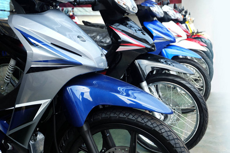 许多五颜六色的摩托车在陈列柜出售