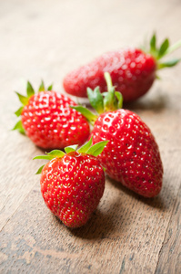 草莓在木桌背景上的特写