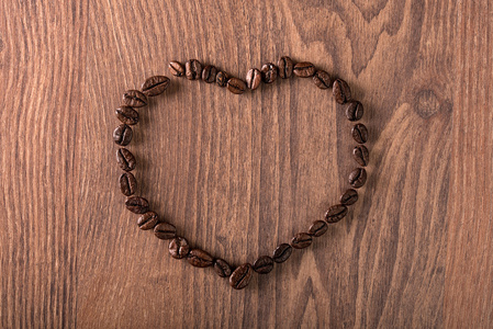 烘焙过的咖啡豆在心的形状