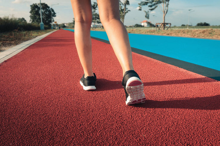 特写运动女性的肖像正在跑道上运行. 保健和体育概念