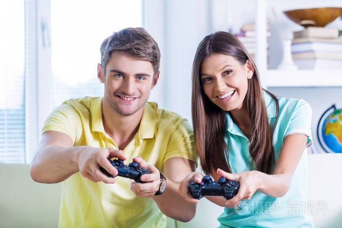 情侣玩视频游戏