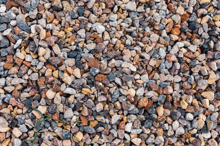 海滩上有不同颜色的岩石和鹅卵石。各种颜色和纹理